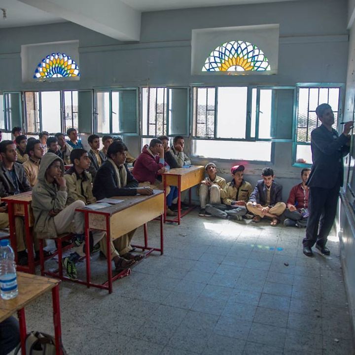 Bargeldhilfe (cash transfer) im Jemen: Dicht gedrängt sitzen die Schüler im Klassenzimmer, während Hamoud unterrichtet.