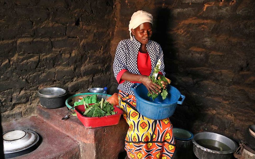 Bargeldhilfe (cash transfer) in Kenia: Eine Mutter kann dank der Geldzahlungen gute Lebensmittel für ihre Kinder kaufen. 