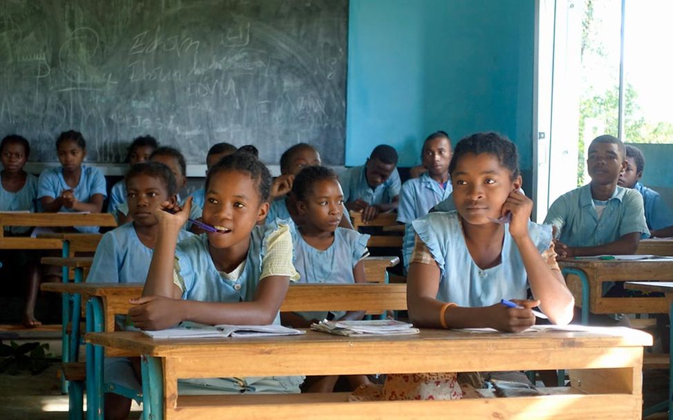Bildung für Mädchen und Jungen in Madagaskar: Schulkinder verfolgen aufmerksam den Unterricht.