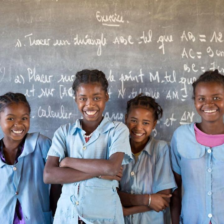 Bildung für Madagaskar: Die UNICEF-Initiative Let Us Learn fördert Mädchen wie diese vier.