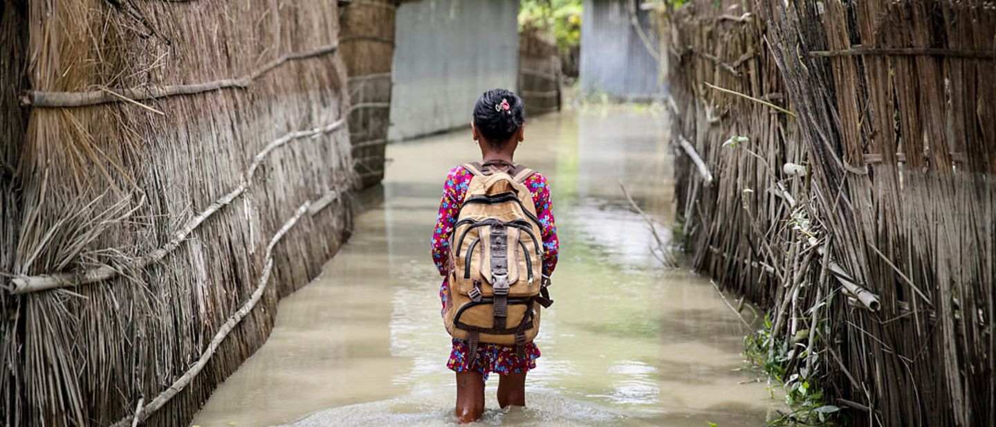 Naturkatastrophen spenden: Ein Mädchen aus Bangladesch auf dem Weg zur Schule