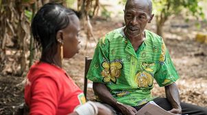 Überleben in Sierra Leone fördern: Der Gesundheitshelfer Ibrahim berät eine Mutter