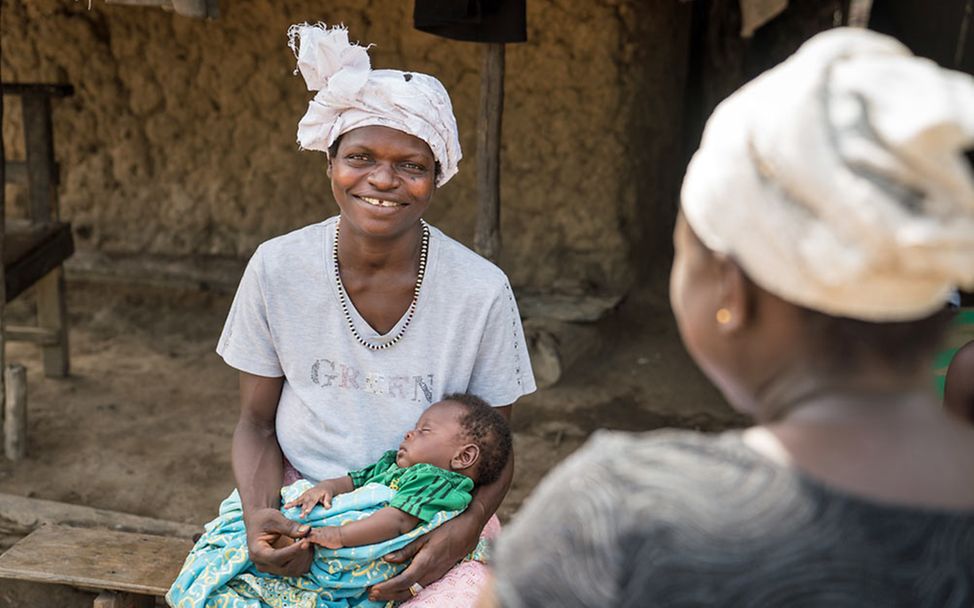 Spenden für Sierra Leone: Eine Mutter mit ihrem Baby lässt sich von einer Gesundheitshelferin beraten. 