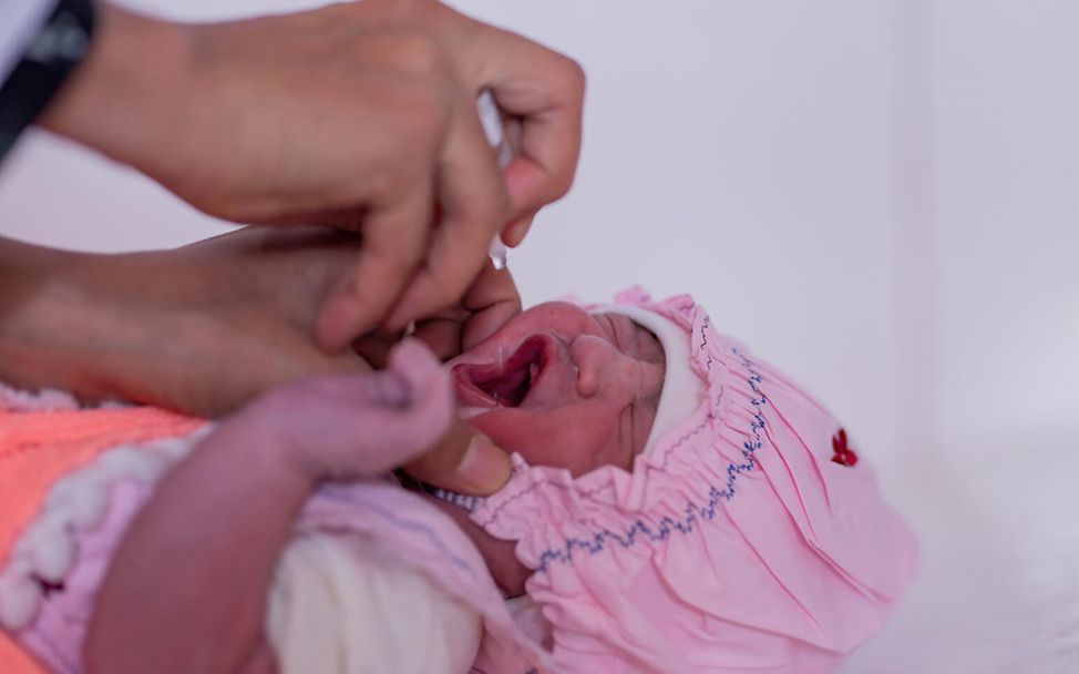 Afghanistan: Ein Baby wird gegen Polio geimpft