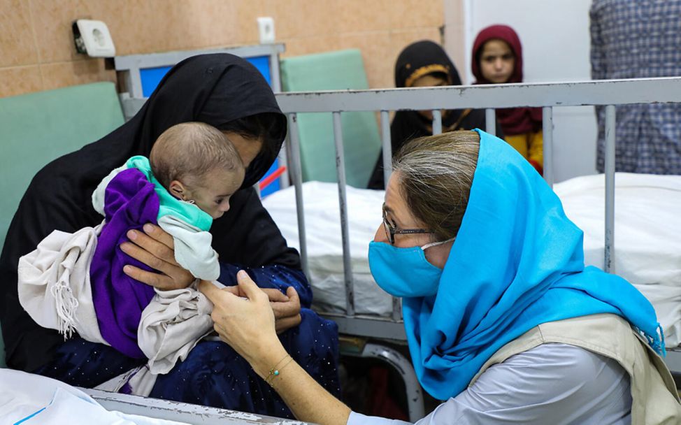 Afghanistan: UNICEF-Sprecherin Sam Mort besucht Kinder in einem Krankenhaus
