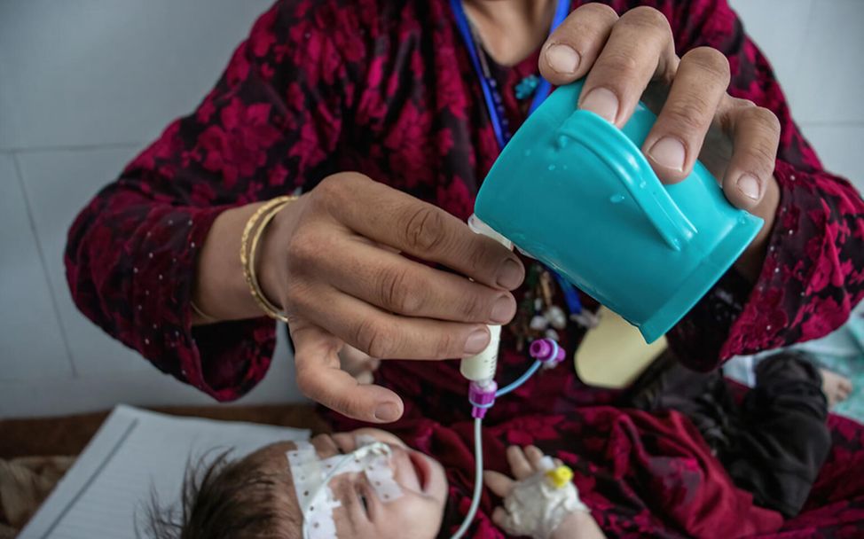 Afghanistan: Eine Frau versorgt ein mangelernährtes Kind über eine Sonde mit Spezialmilch