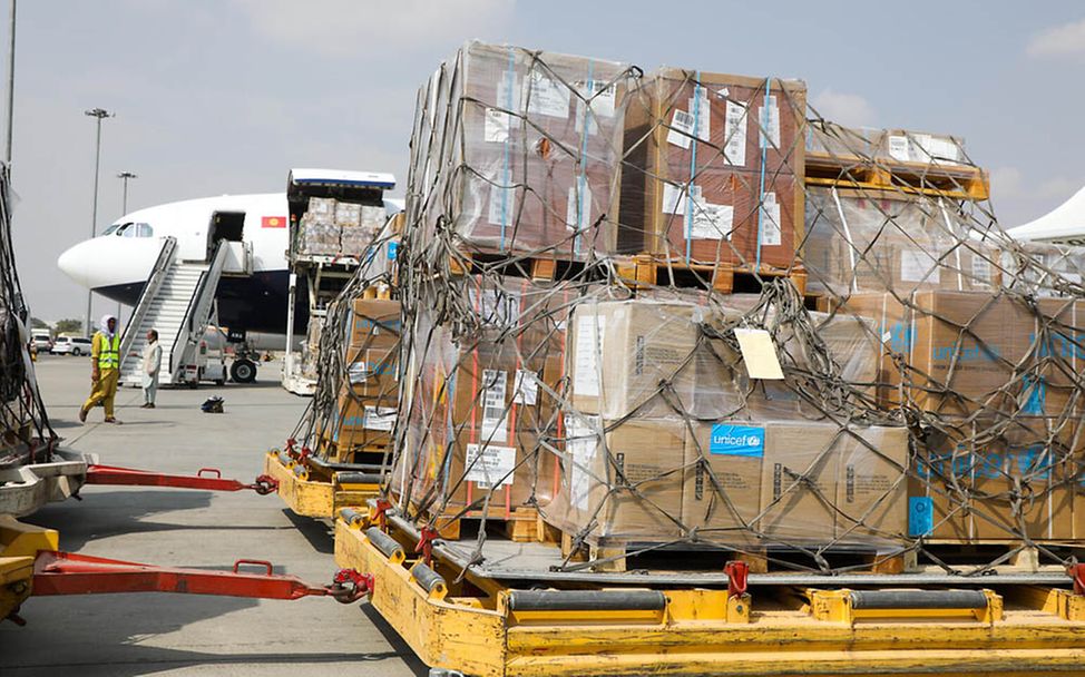 Afghanistan: Hilfsgüter werden aus einem Flugzeug geladen