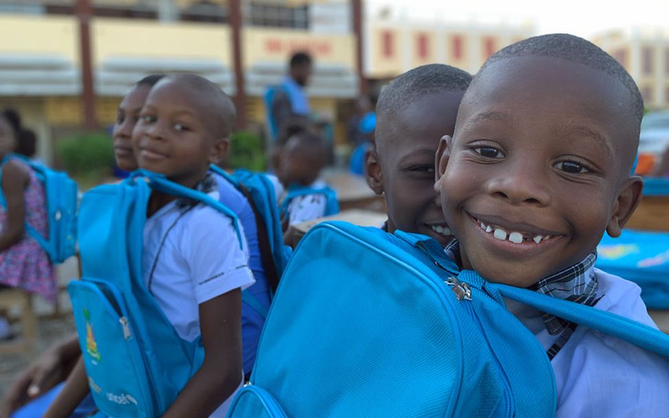 Haiti Erdbeben Nothilfe: Jungen in Haiti mit durch Spenden finanzierten Schulrucksäcken. 