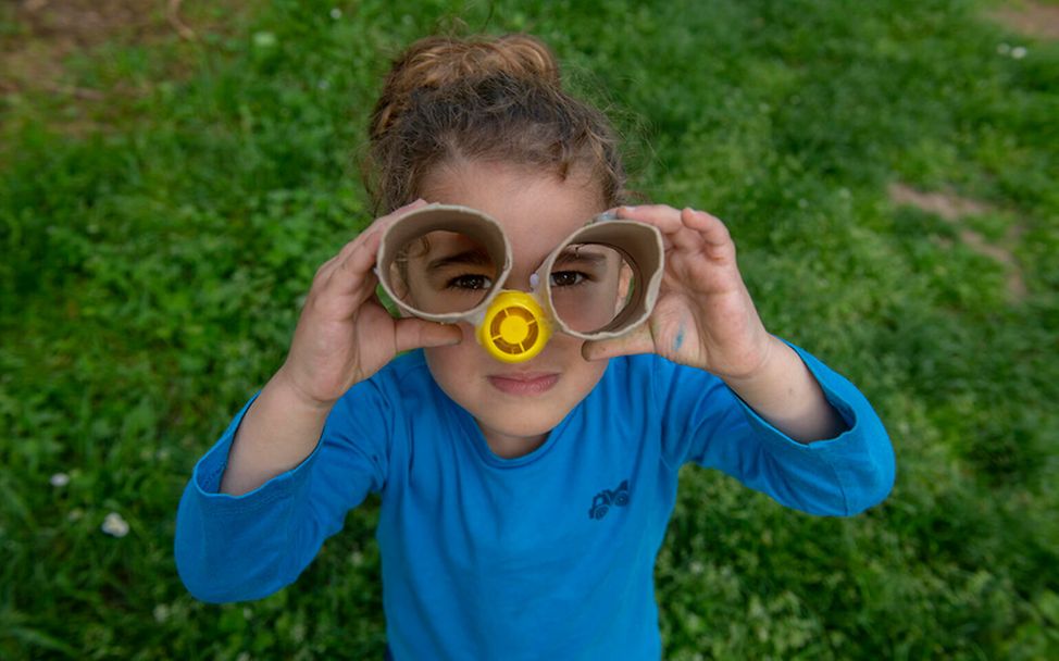 Serbien: Junge bastelt eigene Brille aus Pappe.