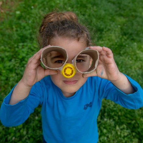 Serbien: Junge bastelt eigene Brille aus Pappe.