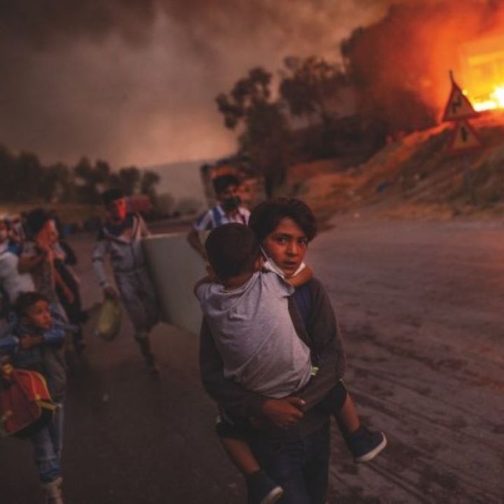 Kinder flüchten vor einem Feuer
