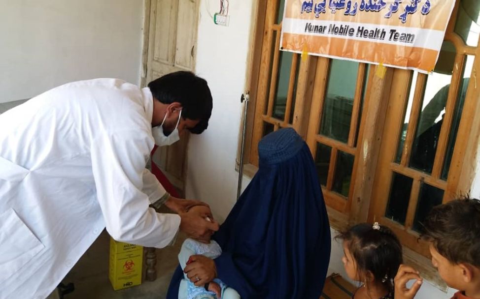 Afghanistan: Ein Arzt einer mobilen Klinik impft ein Kind
