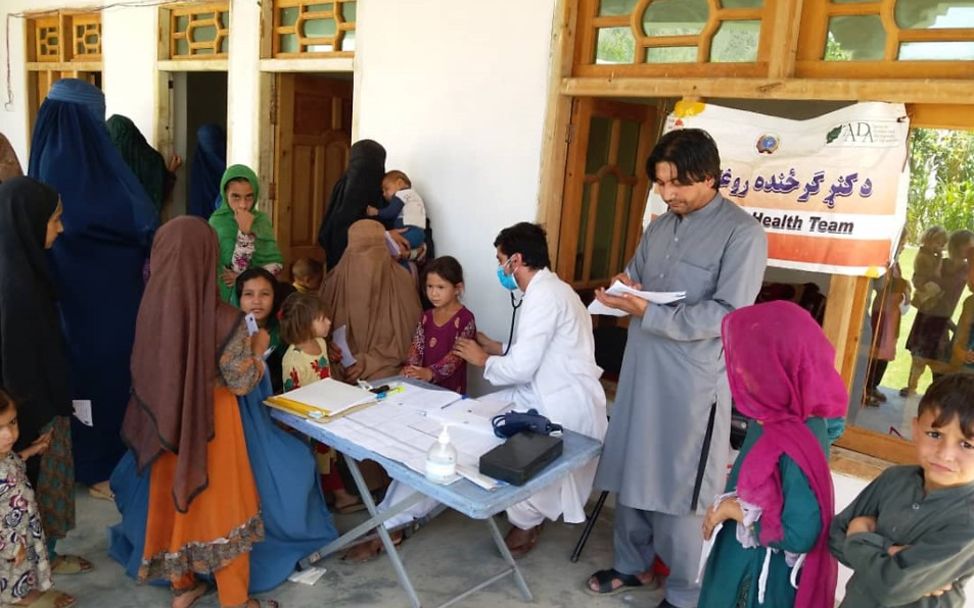 Afghanistan: Kinder werden in einer mobilen Klinik untersucht
