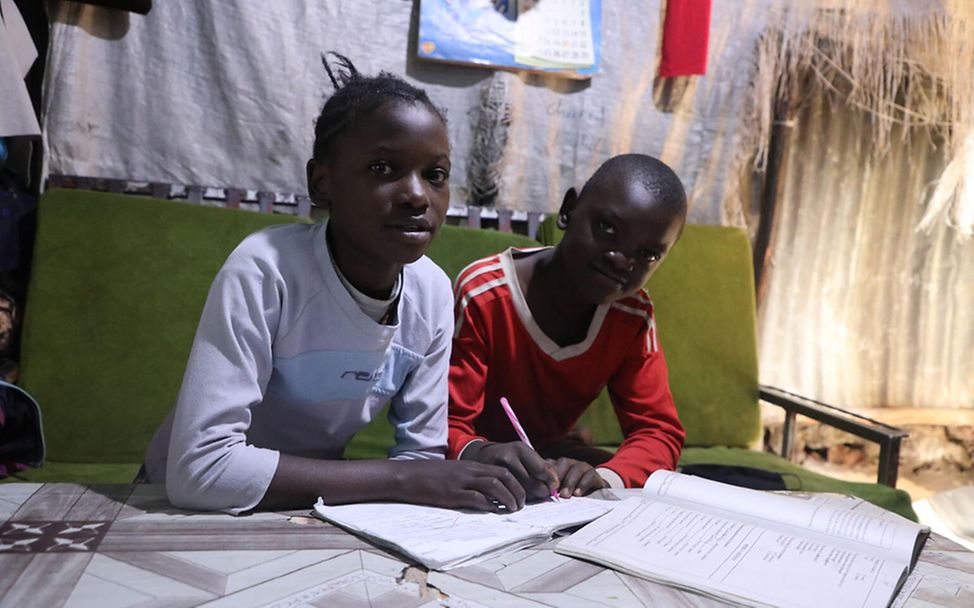 Kenia: Janet und Samuel machen Hausaufgaben