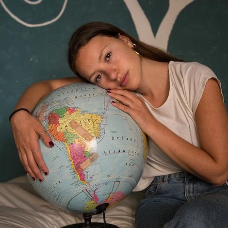 Junge Klimaaktivistin aus Argentinien umarmt Weltkugel