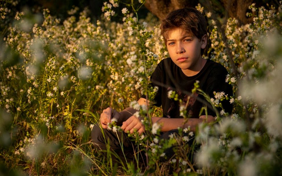 Chile: Junge sitzt in der Natur