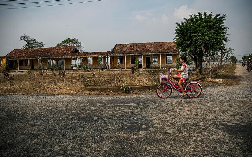 Vietnam: Mädchen fährt mit Fahrrad