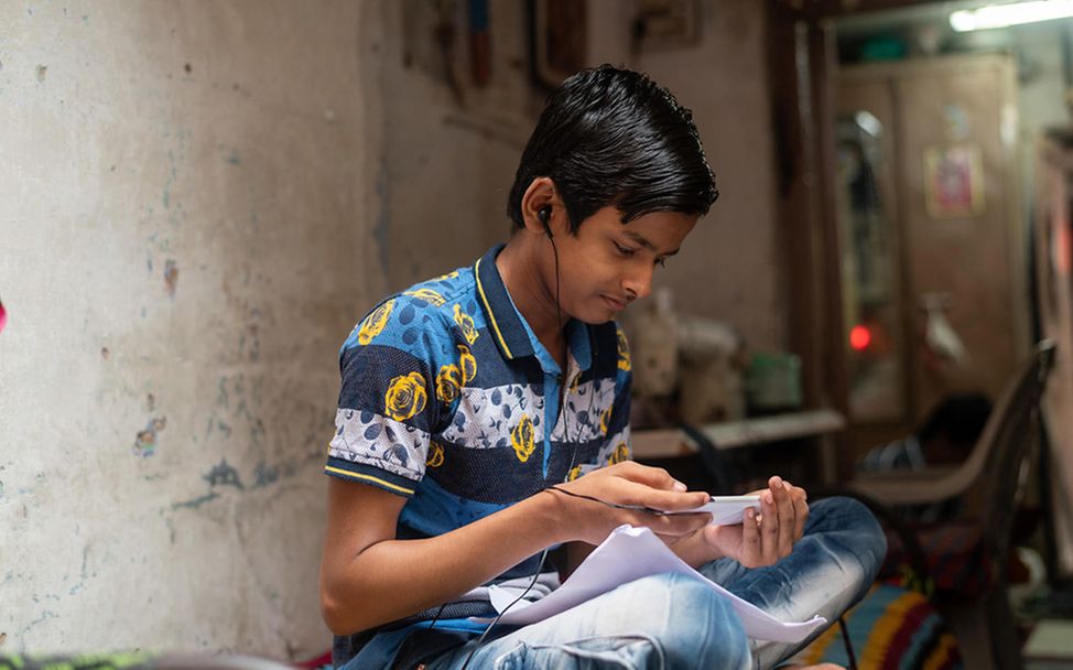 Indien: Bagyesh (13) nimmt am Online-Unterricht teil.