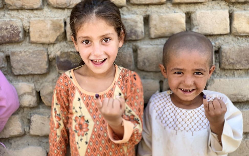 Afghanistan Kinder: Zwei Kinder zeigen nach der Polio-Impfung die Markierung an ihrem Finger