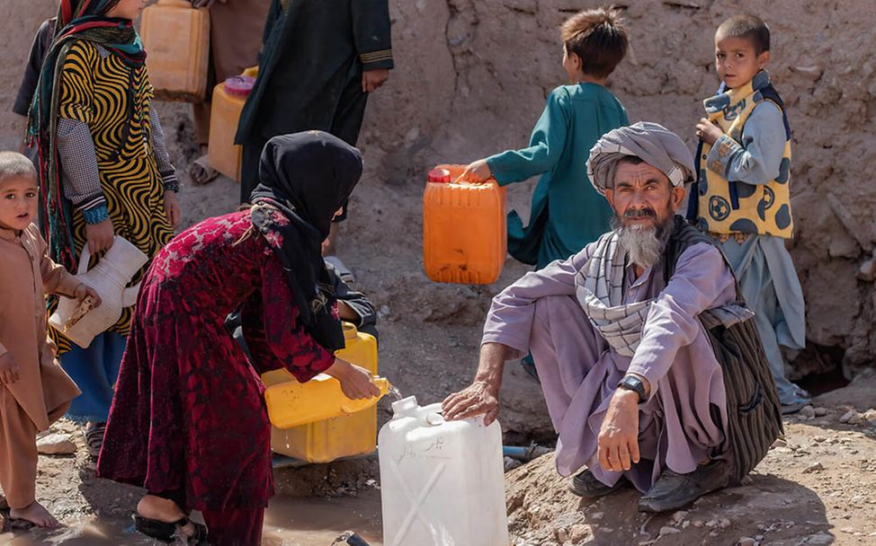 Afghanistan Kinder: Familien holen mit Kanistern Trinkwasser