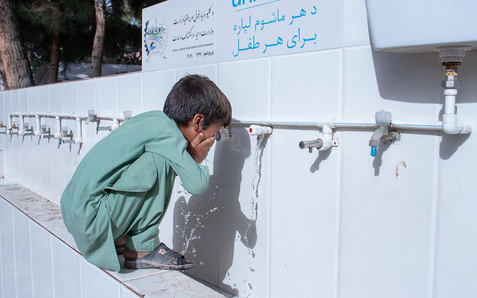 Afghanistan Kinder: Ein Junge wäscht sich an einer von UNICEF installierten Wasserstation