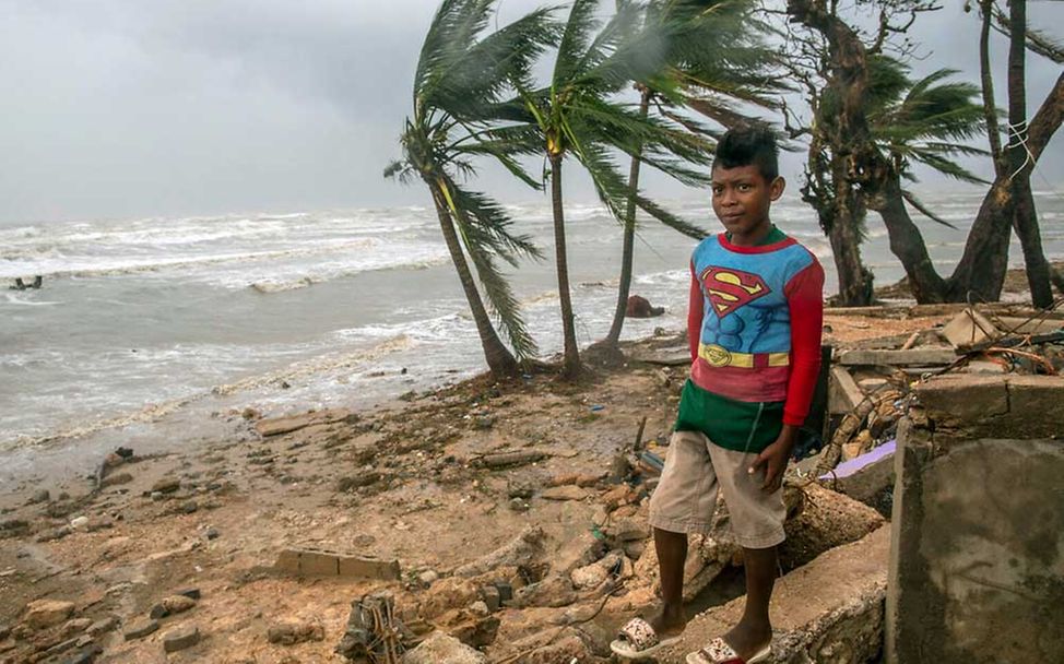 Naturkatastrophen - spenden bei Wirbelstürmen: Ein Junge in Nicaragua während eines Hurrikans am Meer.