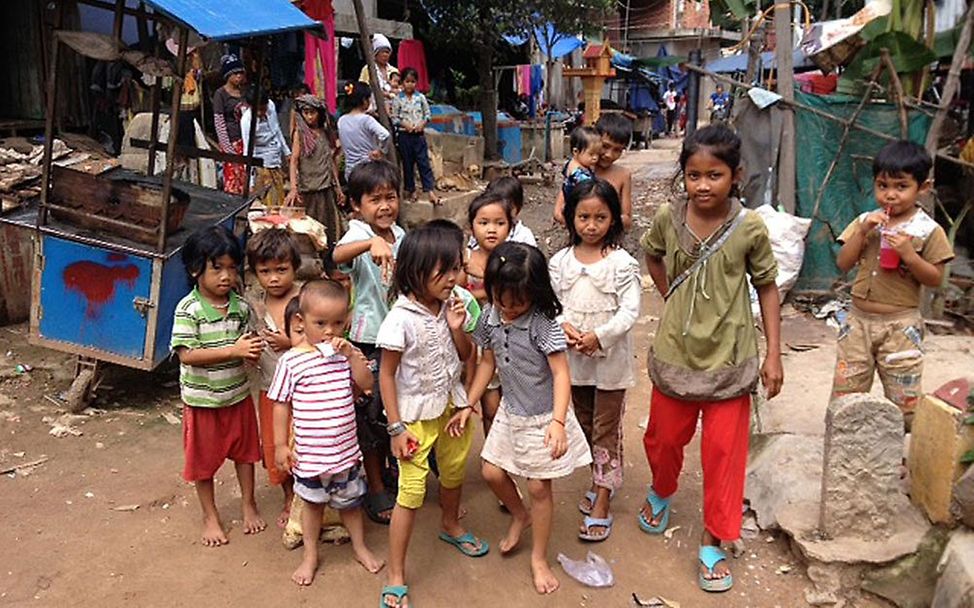 Kinder in einem der Armenvierteln von Phnom Penh in Kambodscha © UNICEF DT/2013/Berger