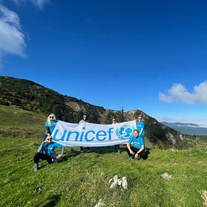 Die UNICEF-Flagge ist natürlich mit im Gepäck. 