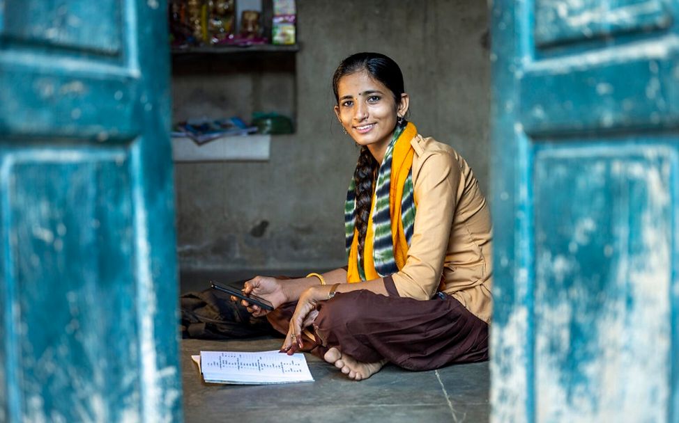 Indien: Junge Frau lernt auf dem Boden während der Pandemie.