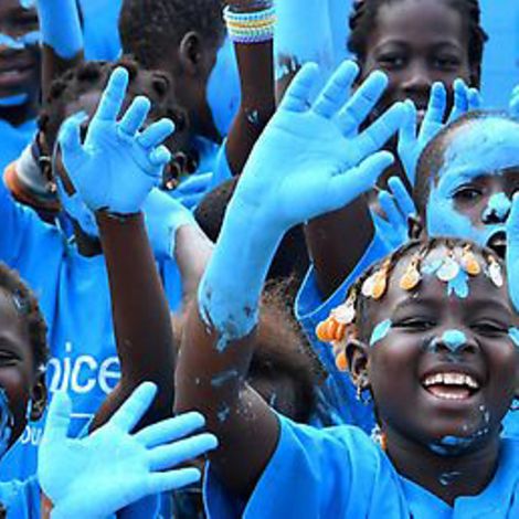 Header_turntheworldblue_2021_mit UNICEF