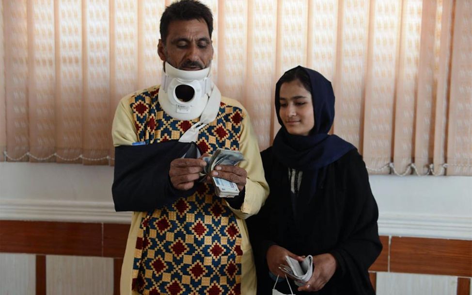 Bargeldhilfe (cash transfer): Hasiba und ihr Vater in Afghanistan bekommen Cash-Zahlungen von UNICEF.