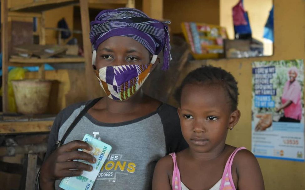  Bargeldhilfe (cash transfer) in Sierra Leone hilft besonders gefährdeten Familien finanziell. 