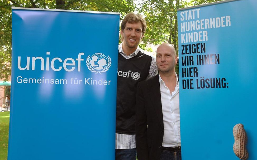 Daniel Adolph und Dirk Nowitzki © UNICEF DT/2013/Langenstrassen