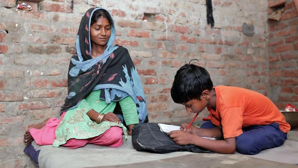 Bargeldhilfe (cash transfer): Dank der UNICEF-Cash-Assistance können Kinder in Nepal zur Schule gehen statt zu arbeiten. 