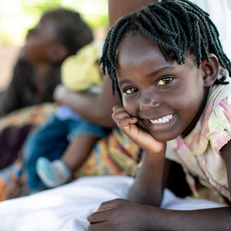 Bargeldhilfe (cash transfer): Kleine Geldbeträge helfen Kindern und Familien weltweit – so wie diesem Mädchen in Sambia.
