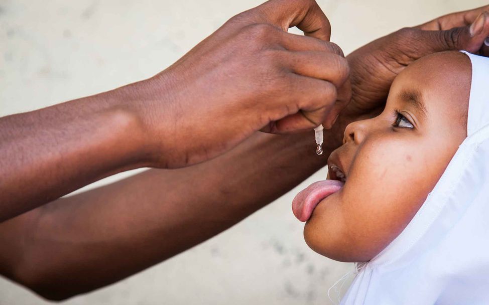 Somalisches Mädchen erhält Polio-Impfung