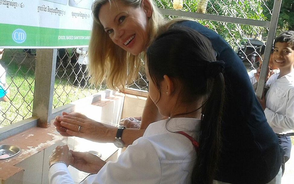 Nina Ruge und Schülerin beim gemeinsamen Händewaschen © UNICEF DT/2013/Berger