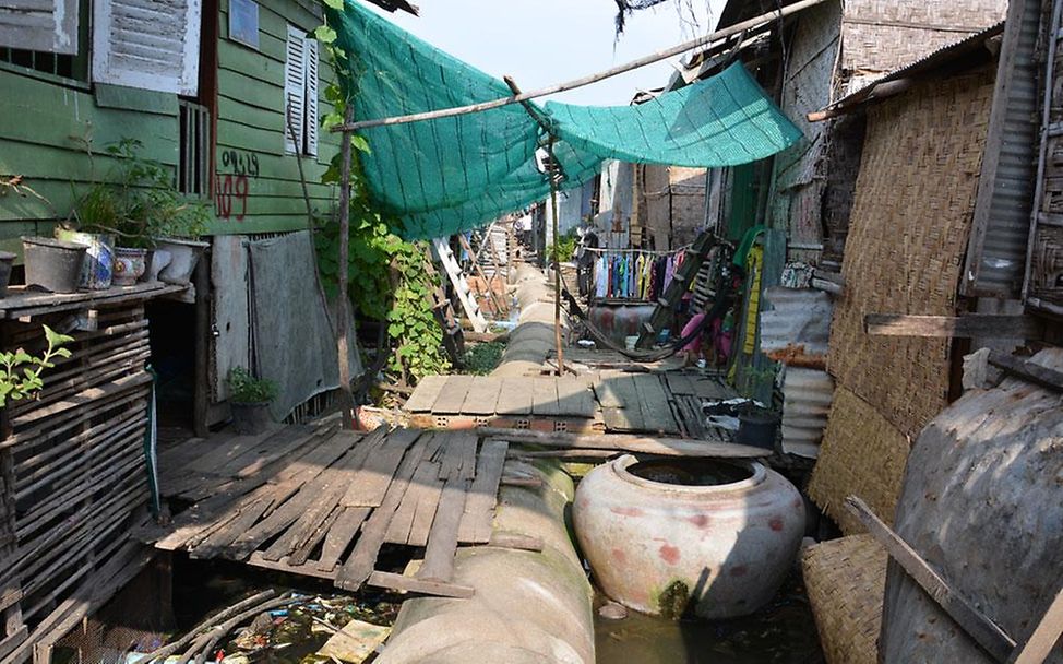 Kambodscha: Müll und notdürftige Hütten im Armenviertel Andong