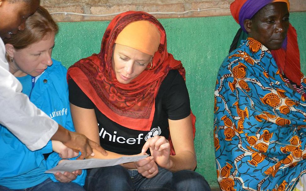 Katja Riemann mit UNICEF-Gesundheitshelfern. © Claudia Berger