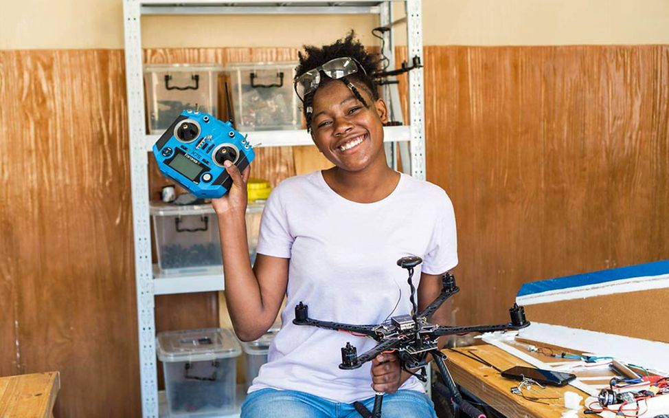 Drohnen für humanitäre Hilfe: Eine Absolventin der Drohnen-Schulung zeigt stolz ihre selbstgebaute Drohne.
