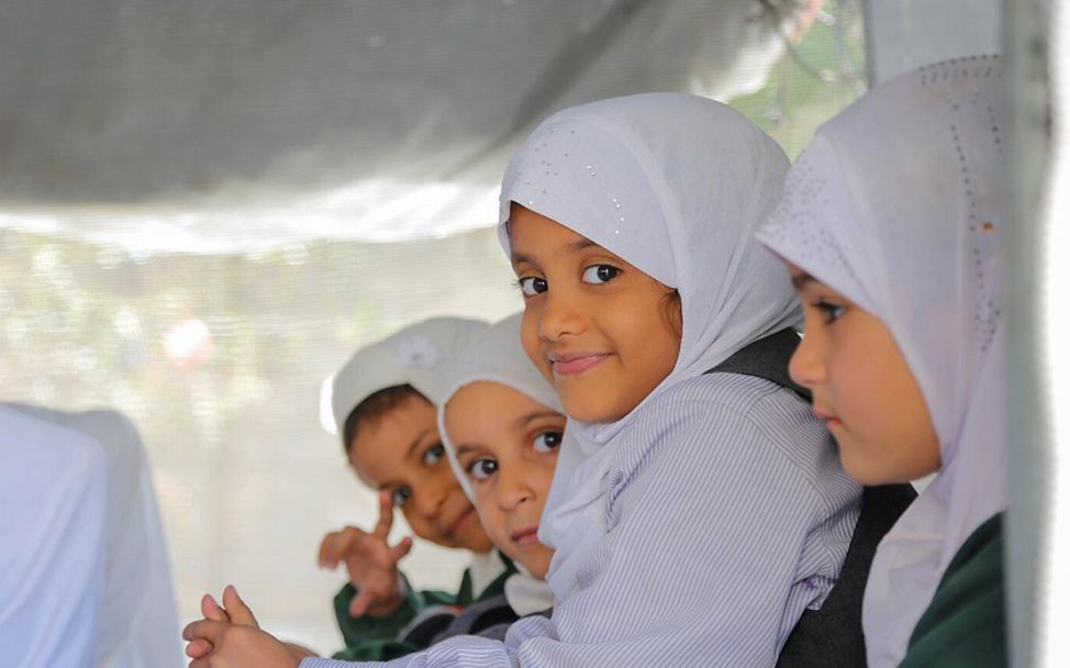 Jemen: Mädchen sitzen auf der Schulbank