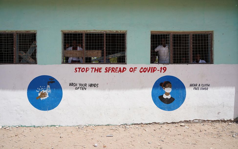 "Stoppt die Ansteckung mit Covid-19" steht an vielen Hauswänden Kenias.