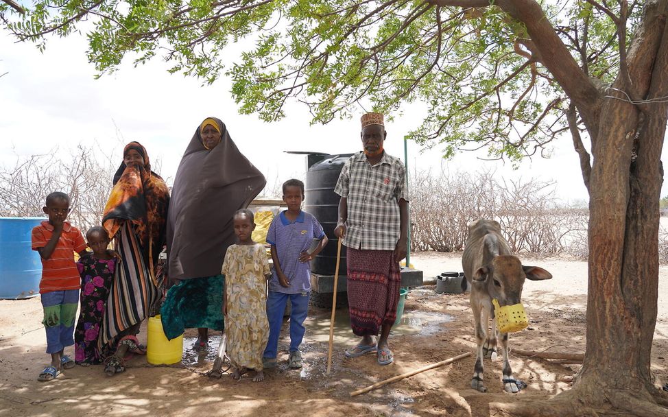Ahmed Abdi mit seiner Frau und fünf seiner sieben Kinder in einem Dorf im nordöstlichen Kenia.
