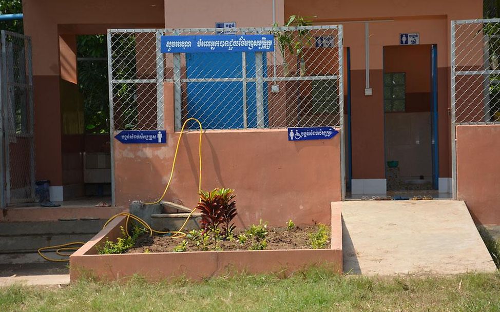 Kambodscha: Behindertengerechte Sanitäranlagen in einer Grundschule.