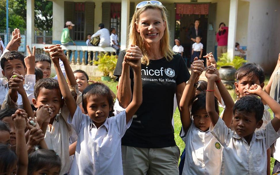Kambodscha: Nina Ruge mit Schülern der Khdey Kas-Grundschule