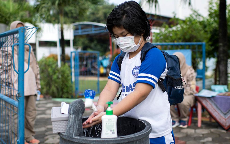 UNICEF: Ein Kind wäscht sich auf einem Schulhof in Indonesien die Hände