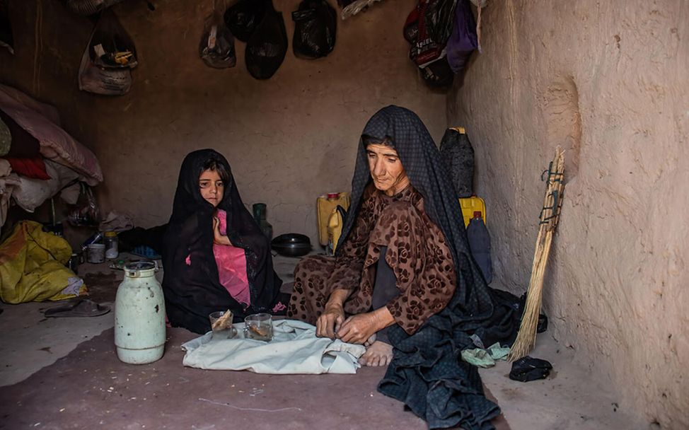 Armut in Afghanistan: Eine Familie isst trockenes Brot und Wasser
