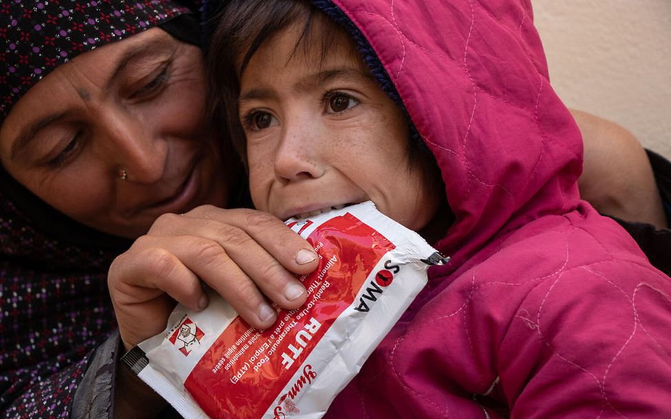 Mangelernährung in Afghanistan: Parwana (4) isst Erdnusspaste