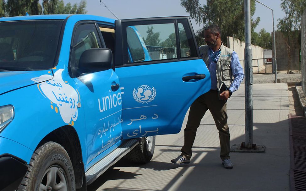 Ein cyan-farbenes UNICEF-Fahrzeug in Afghanistan