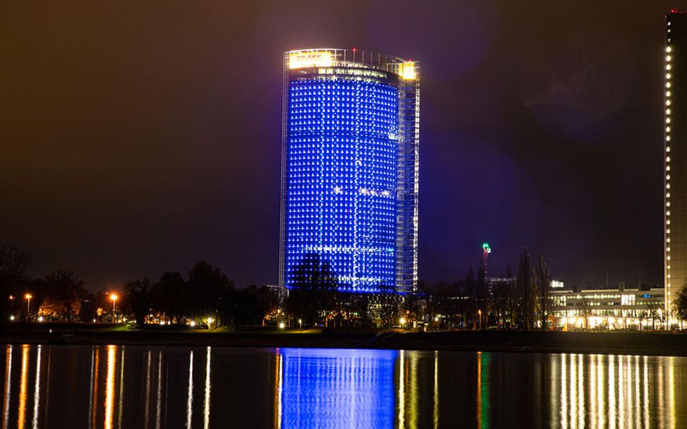 Zum Tag der Kinderrechte erstrahlt der Post-Tower in Bonn in blau